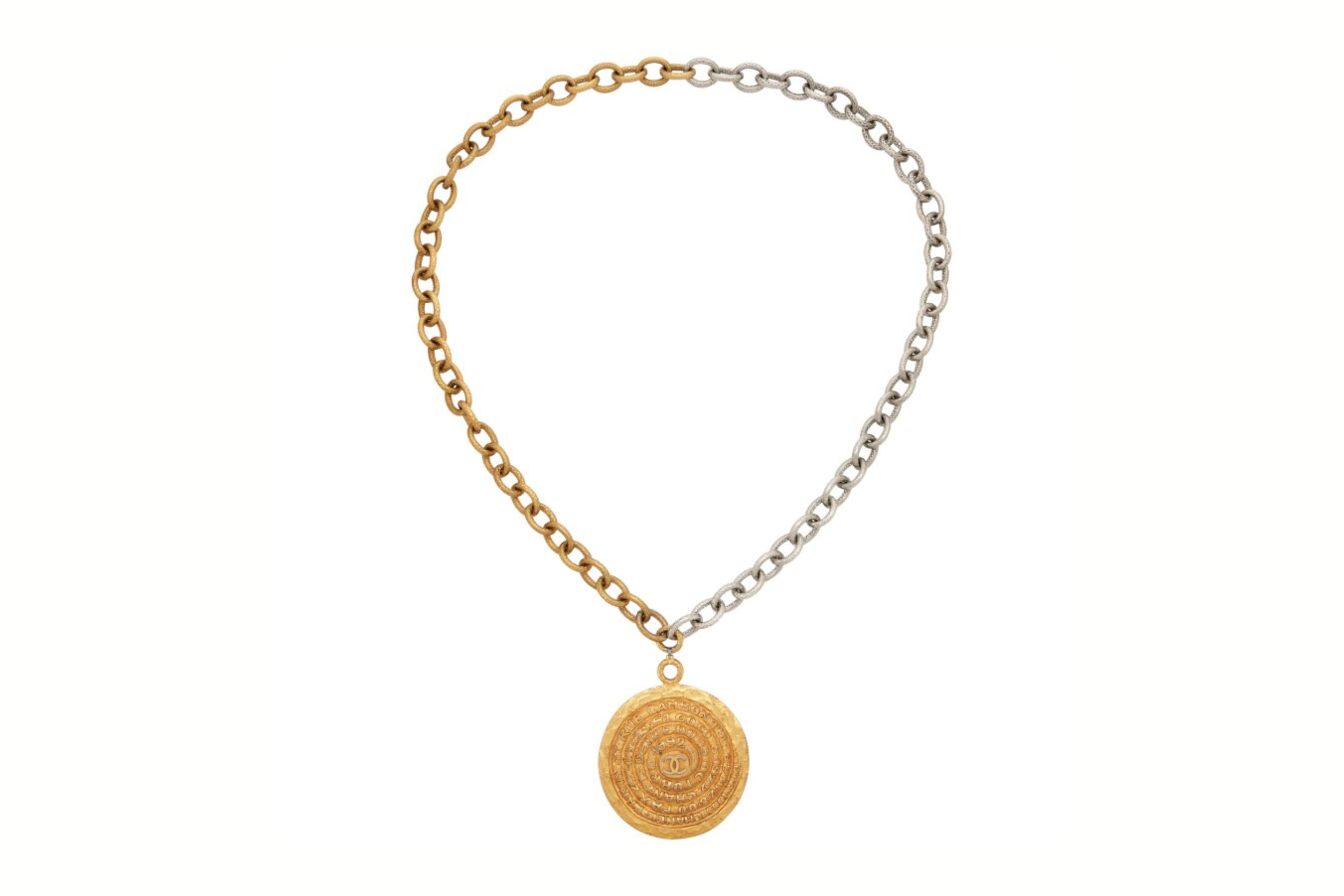 CHANEL vintageネックレス Iconic Vintage Chanel Necklaces to Layer Like Coco