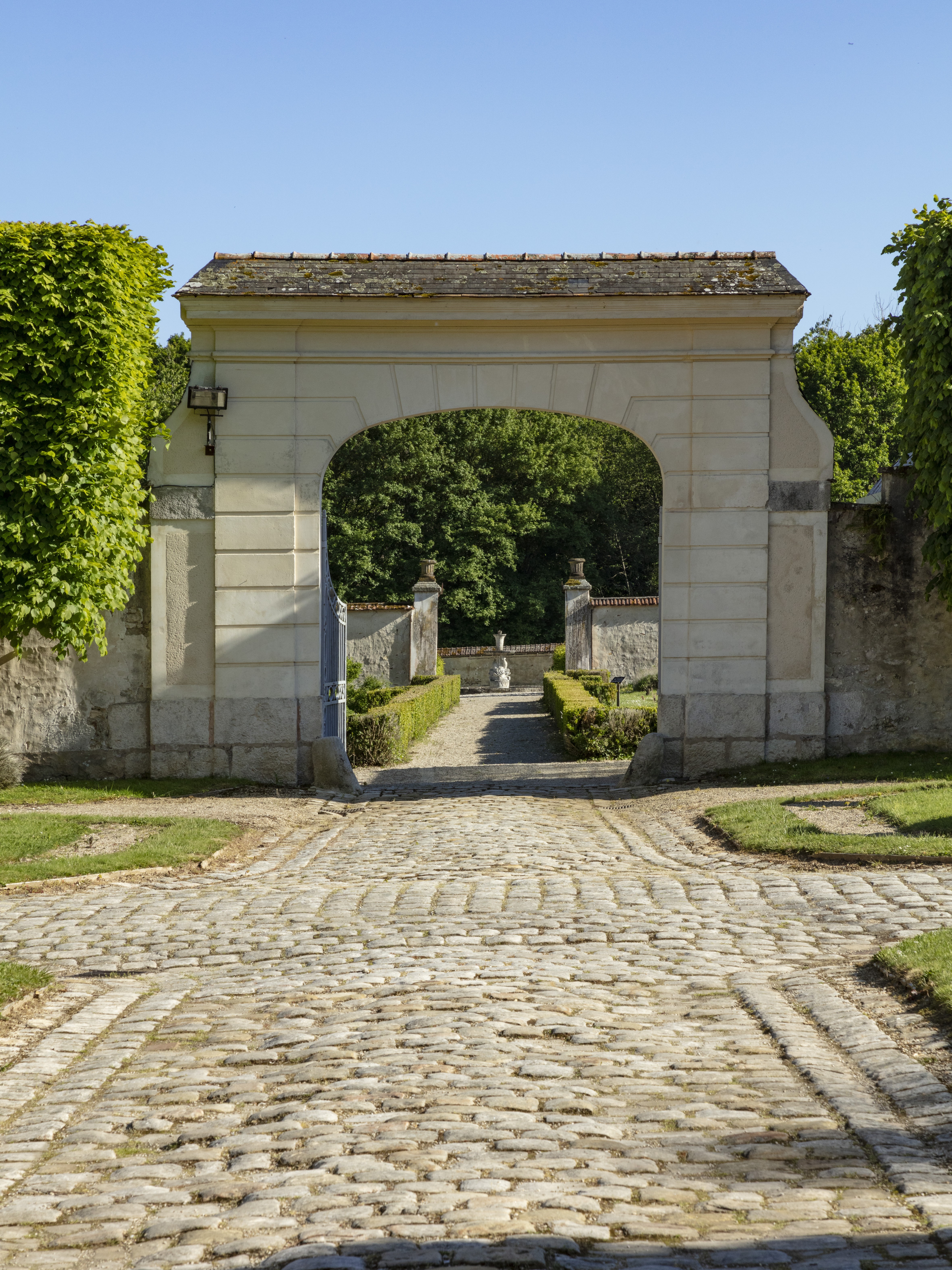 Chateau dAunoy Setting the Scene for