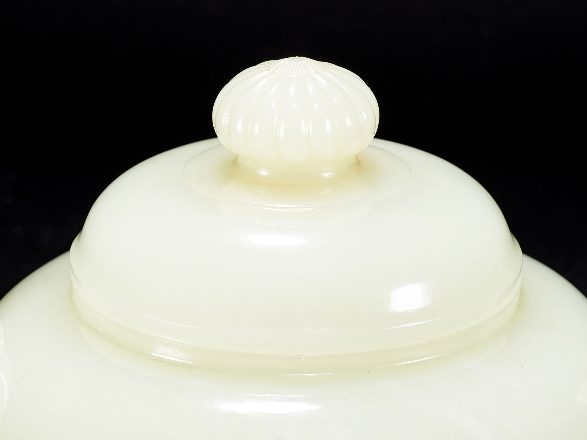 清乾隆御制白玉光素菊花钮茶壶| 中國藝術品| Sotheby's