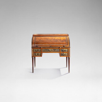View 1 of Lot 632: Bureau à cylindre en bois de rose, acajou flammé et laiton cuivré d’époque George III, vers 1770-1780