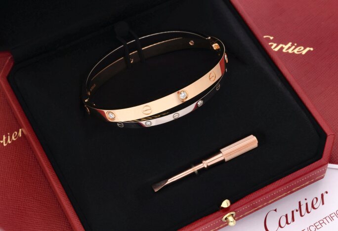 Gelang LOVE Cartier: Sejarah, Detail & Harganya