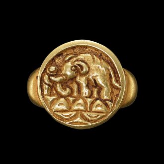 View 1 of Lot 1027: A solid gold ring with an incised bezel of an elephant Java, Indonesia, 7th-12th century | 印尼爪哇 七至十二世紀 象紋金戒指