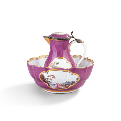 Catalog image of Aiguière et son bassin à fond mauve en porcelaine de Meissen, les montures en v…