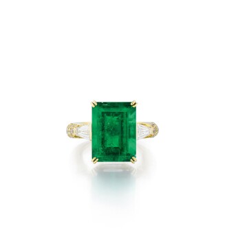View 1 of Lot 87: Bague émeraude et diamants | Emerald and diamond ring