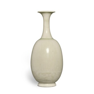 View 1 of Lot 296: An extremely rare white-glazed pear-shaped vase, Sui / Tang dynasty | 隋 / 唐 白釉長頸瓶