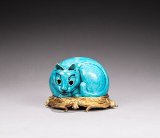View 1 of Lot 154: Statuette de chat couché en porcelaine à glaçure turquoise,  Dynastie Qing, époque Kangxi (1662-1722), et monture de bronze doré d'époque Louis XV, milieu du XVIIIe siècle