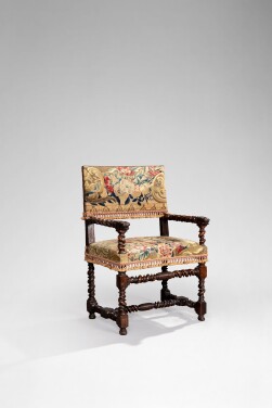 View 1 of Lot 538: Large fauteuil en noyer, travail anglais, milieu du XVIIe siècle