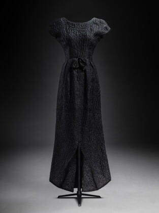 Catalog image of Robe Haute Couture en soie cloquée noire et noeud en satin de soie, Automne hiv…