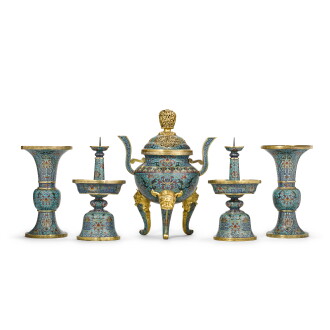 View 1 of Lot 39: Rare garniture de cinq pièces en émaux cloisonnés, Chine, dynastie Qing, XVIIIe siècle