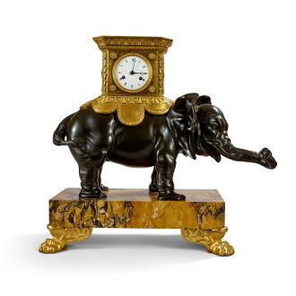 View 1 of Lot 362: Pendule à l’éléphant en bronze patiné et doré, et marbre de Sienne, de style Empire, fin XIXe siècle