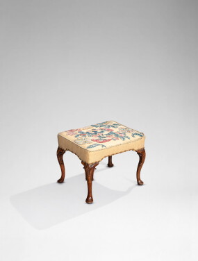 View 1 of Lot 616: Tabouret en noyer mouluré d'époque Queen Ann,  vers 1715