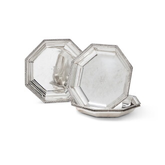 View 1 of Lot 83: Ensemble de quatre jattes octogonales en argent aux armes du roi George III de Grande Bretagne et de Hanovre, par Thomas Heming, Londres, 1780 
