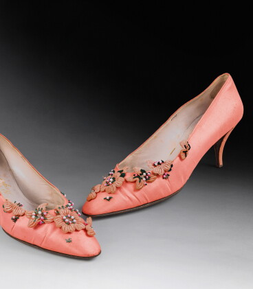 Catalog image of Paire d'escarpins en satin de soie rose rebrodée de fleurs, Circa 1960