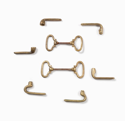 Catalog image of Trois paires de poignées de portes et deux paires de poignées bague