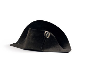 View 1 of Lot 33: The legendary "à la française" hat of Emperor Napoleon I, worn during his campaign in Pologne (1807) | Légendaire chapeau de l'empereur Napoléon Ier, de forme traditionnelle dite à la française, porté durant la campagne de Pologne (1807).