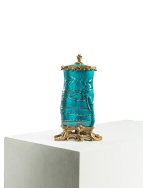 View 1 of Lot 2: Pot couvert en porcelaine à glaçure turquoise et bronze doré de style Louis XV, la porcelaine Chine, dynastie Qing, XIXe siècle, la monture fin du XIXe siècle