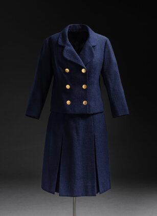 Catalog image of Ensemble Haute Couture en laine tissée bleu encre, Printemps 1964