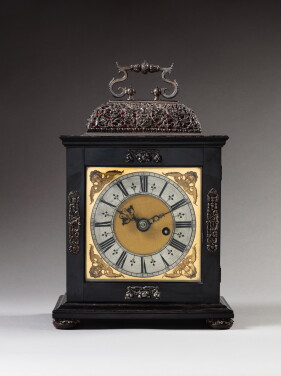 View 1 of Lot 216: Pendule en ébène et monture en argent d’époque William & Mary, Samuel Watson, Coventry ou Londres, vers 1690