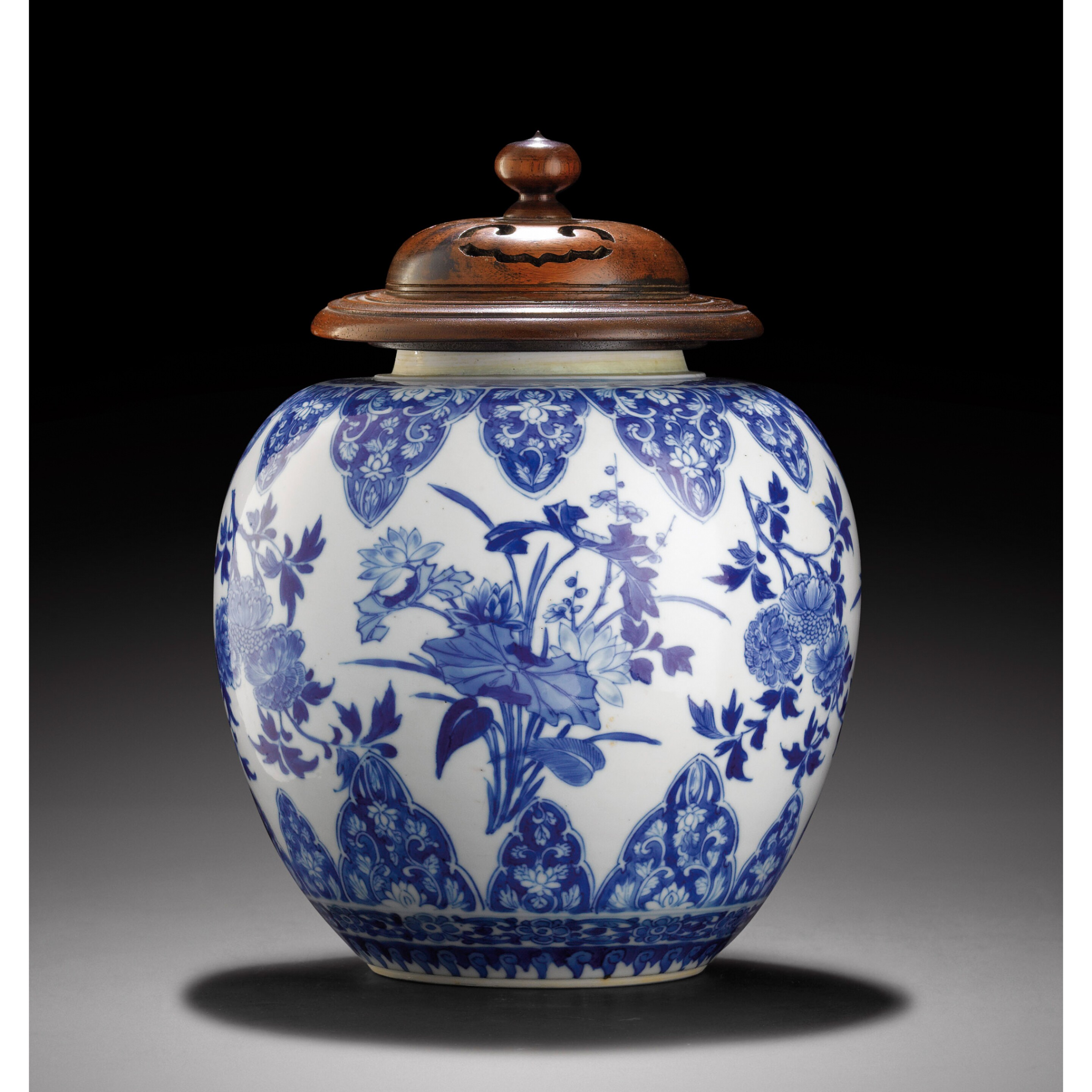 Paire de pots à gingembre chinois bleus et blancs sur Paire de pots à gingembre chinois bleus et blancs sur