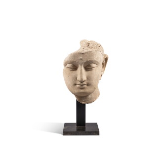 View 1 of Lot 376: Grande tête de Bouddha en stuc, Ancienne région du Gandhara, circa IVe - VIe siècle
