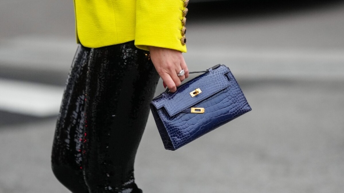 Auth Spa - Dịch Vụ Spa Túi Xách, Giày Dép Authentic Tại HCM. Everything about the Most Popular Hermès Clutch: the Hermès Kelly Pochette | Handbags & Fashion | Sotheby's