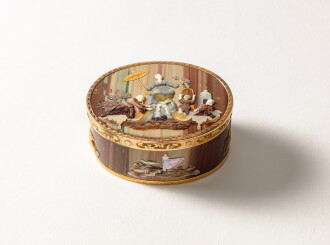 View 1 of Lot 65: Tabatière en pierres dures, nacre et coquillage de burgau et monture d'or de quatre couleurs, probablement Daniel Baudesson, Berlin, vers 1755
