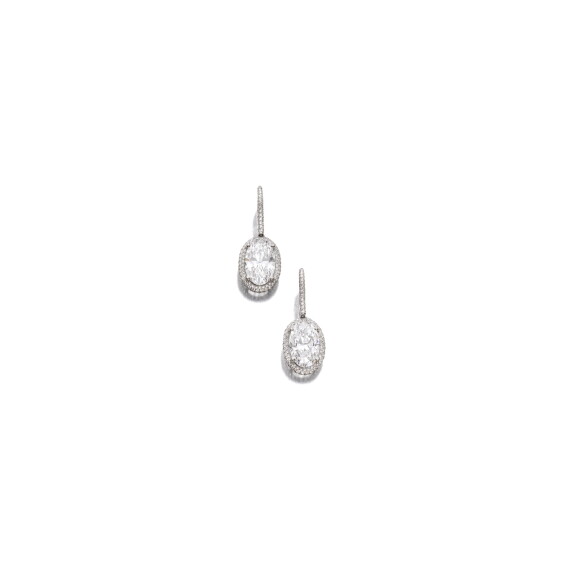 FINE PAIR OF DIAMOND PENDENT EARRINGS, DE GRISOGONO