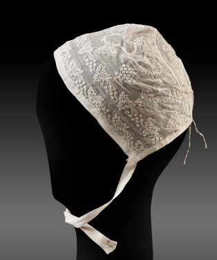 View 1 of Lot 32: The King of Rome’s bonnet, early 19th century | Bonnet du Roi de Rome, Début du XIXe siècle