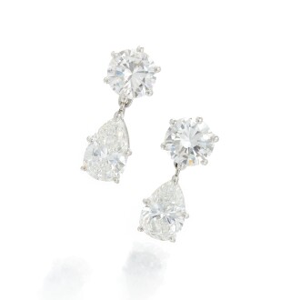 View 1 of Lot 178: Diamond pendant earrings (Orecchini pendenti in diamanti)