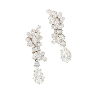View 1 of Lot 302: Diamond pendant earrings (Paio di orecchini pendenti in diamanti)