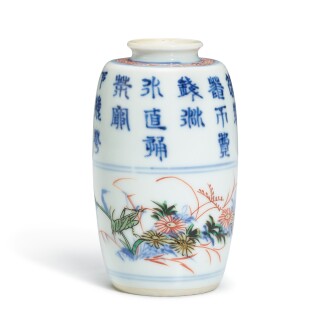 View 1 of Lot 5048: An inscribed wucai tea caddy, Qing dynasty, Shunzhi/ Kangxi period 清順治至康熙 五彩花卉詩文茶罐