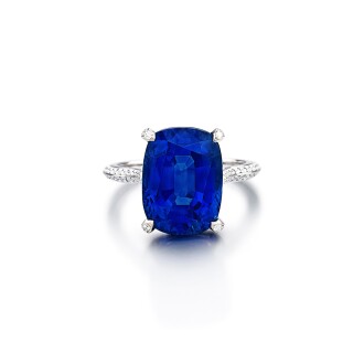 View 1 of Lot 272: Sapphire and Diamond Ring |  蕭邦 | 10.46克拉 天然 「喀什米爾」未經加熱藍寶石 配 鑽石 戒指