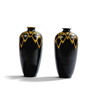 View 1 of Lot 412: Paire de vases