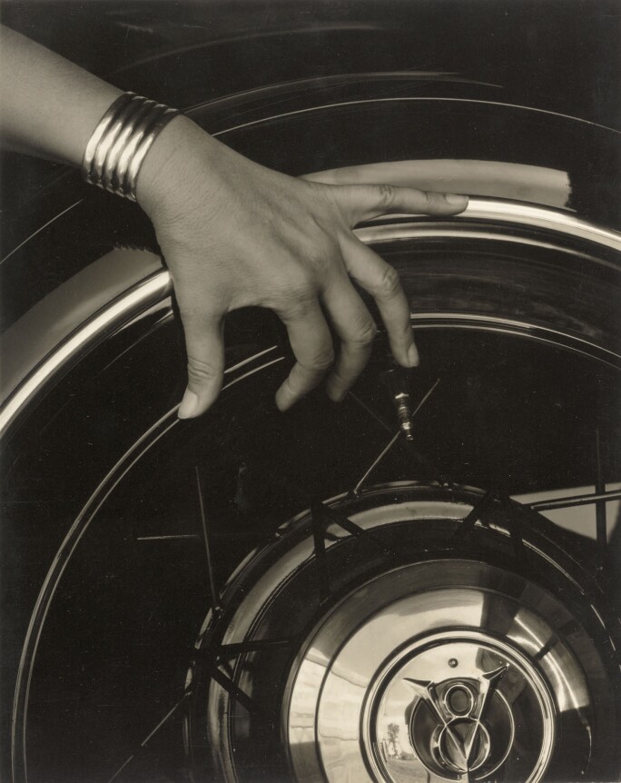 10332_okeeffe_hand_wheel