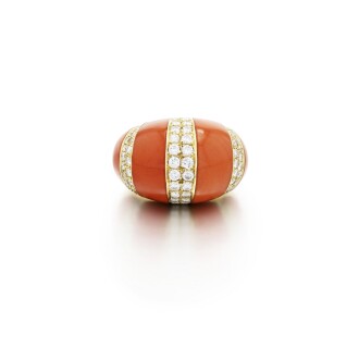 View 1 of Lot 121: Bague corail et diamant