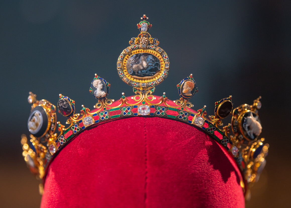 https://sothebys-com.brightspotcdn.com/dims4/default/475ffff/2147483647/strip/true/crop/1911x1365+79+0/resize/1158x827!/quality/90/?url=https%3A%2F%2Fsothebys-com.brightspotcdn.com%2F0a%2F71%2F5866db75499eb9de595a05d13767%2Fdevonshire-parure-exhibition3.jpg