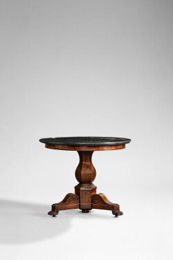 View 1 of Lot 666: Table en acajou d’époque Restauration, vers 1830