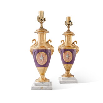 View 1 of Lot 1216: Paire de vases en porcelaine à fond pourpre et doré, France, vers 1820