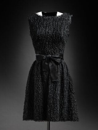 Catalog image of Robe de cocktail Haute Couture en soie noire recouverte de volants en dentelle,…