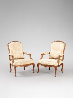 View 1 of Lot 578: Paire de larges fauteuils à la reine en noyer d’époque Louis XV, vers 1750 
