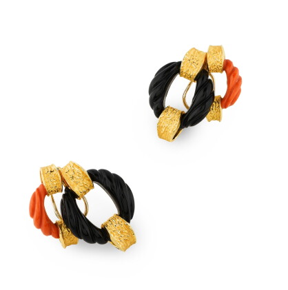 Catalog image of paire boucles d'oreille corail et onyx | pair of coral and onyx earrings