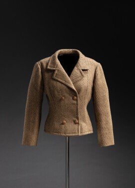 View 1 of Lot 274: Veste courte Haute Couture en laine tissée à motif diagonal, tons marron et camel, Circa 1960