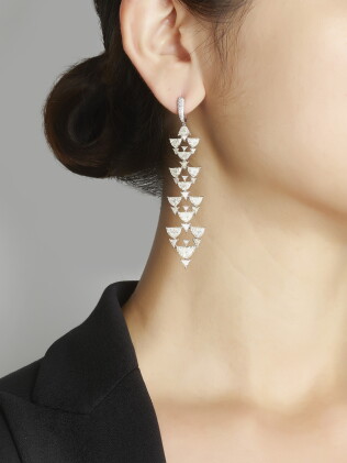 Catalog image of pair of diamond pendent earrings | 鑽石吊耳環一對