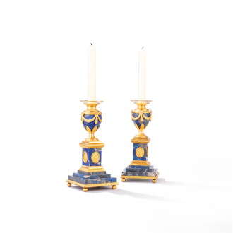View 1 of Lot 701: Paire de vases Cleopâtre en bronze doré et lapis-lazuli, d’époque Georges III, vers 1770, attribuée à Matthew Boulton