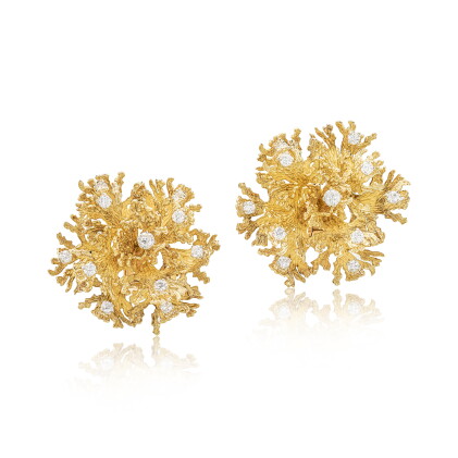 Catalog image of PAIR OF GOLD AND DIAMOND EARCLIPS | 卡地亞 | K金 配 鑽石 耳夾一對