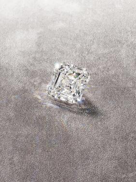 View 1 of Lot 28: Unmounted Diamond