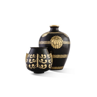 View 1 of Lot 411: Ensemble de deux vases