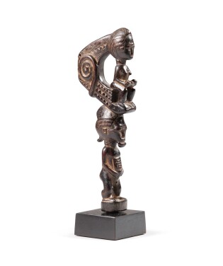 View 1 of Lot 125: Marteau à musique laouré, Baulé, Côte d'Ivoire | Laoure percussion instrument, Baule, Côte d'Ivoire