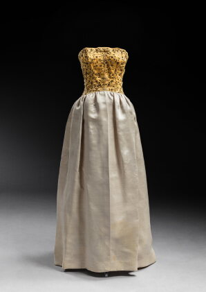 Catalog image of Robe Haute Couture composée d’un corsage en organza de soie jaune d’or rebrodé …