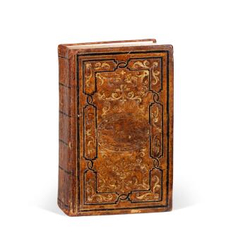 View 1 of Lot 7: Reliure du XVIe siècle à entrelacs, ornée tardivement d'un médaillon d'Apollon et Pégase. Remboîtage un livre vierge.